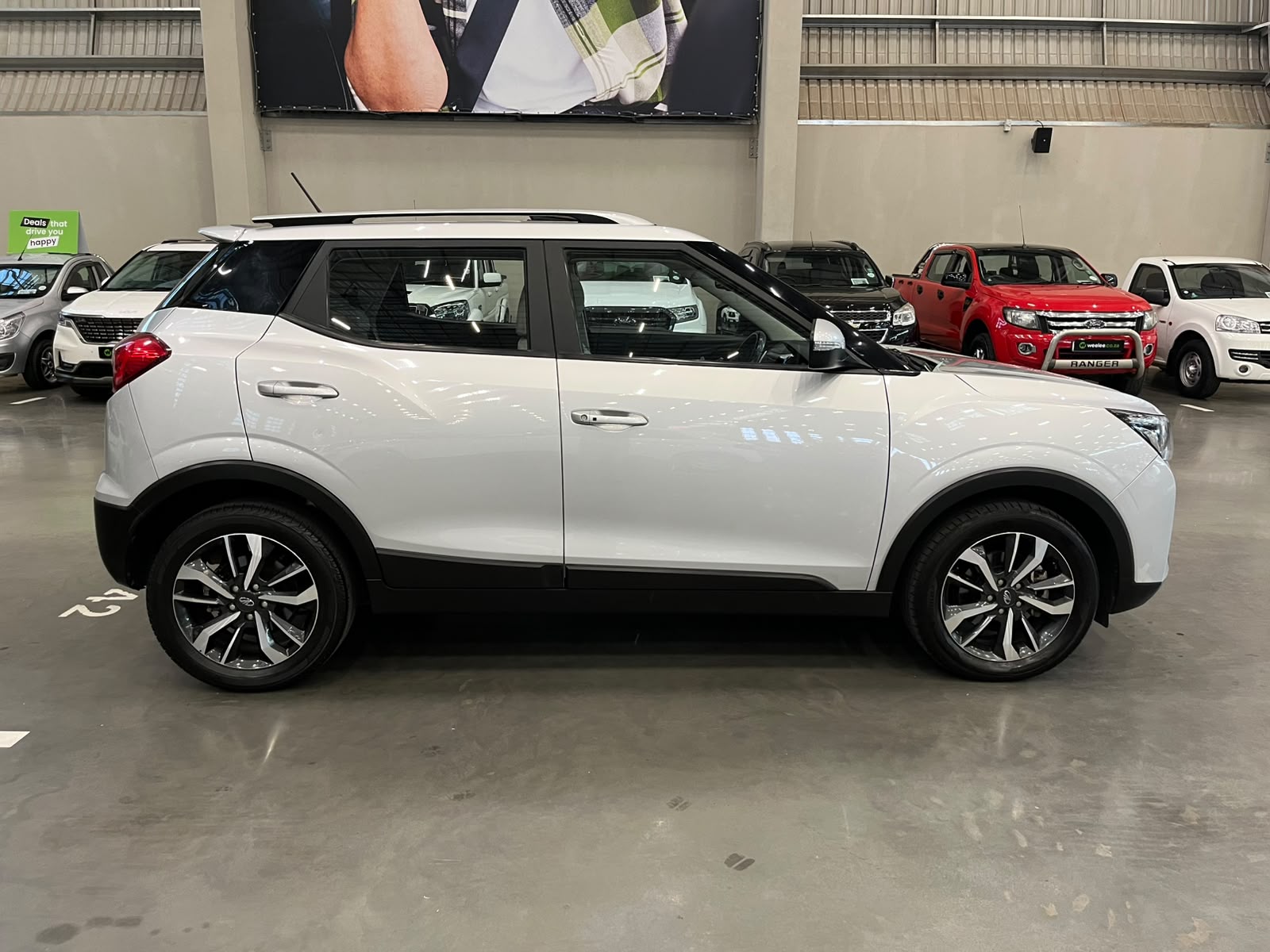 MAHINDRA XUV300 XUV300 1.2T (W8)
