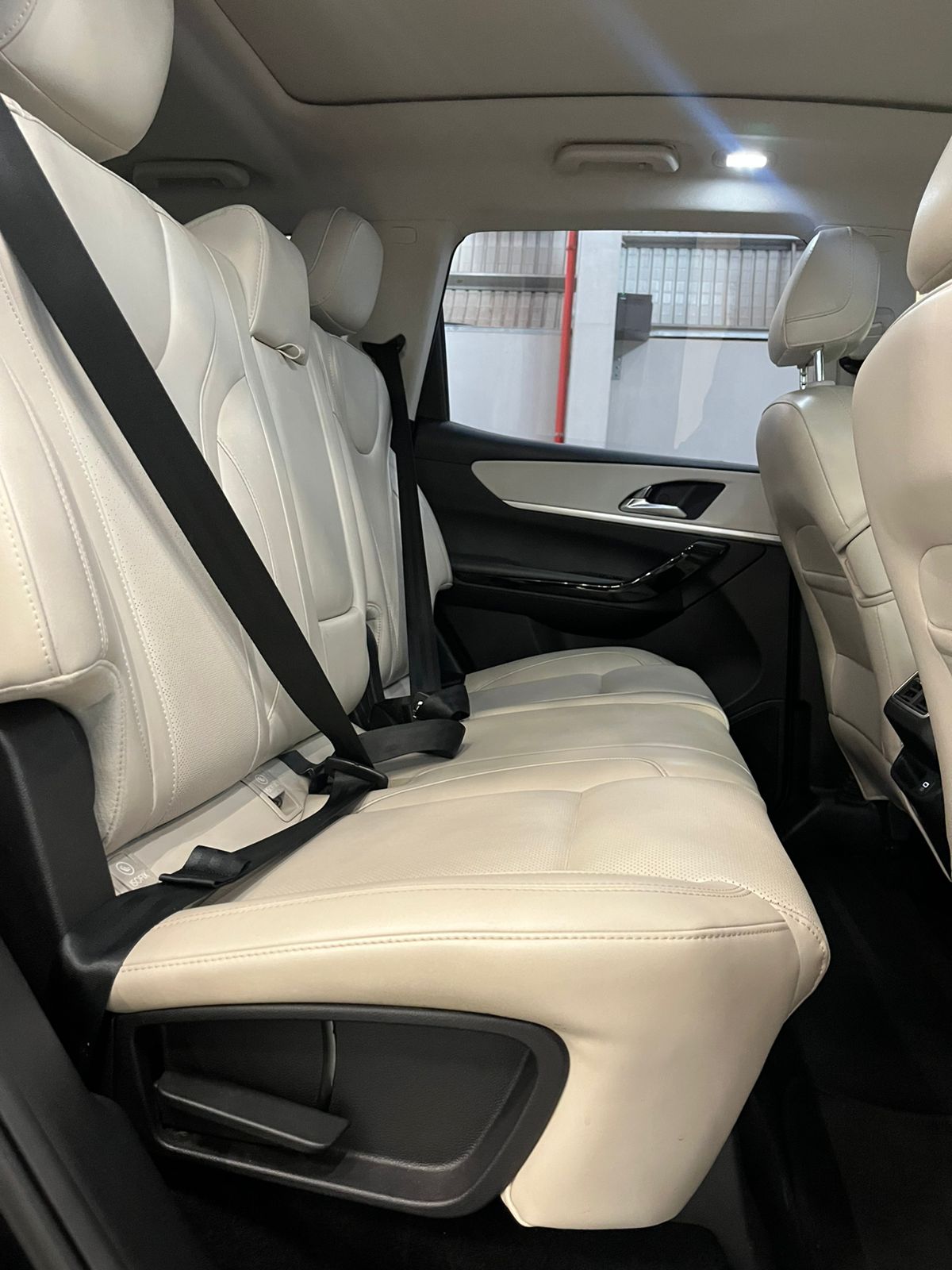 MAHINDRA XUV 700 XUV 700 2.0 AX7L A/T (7 SEATER)