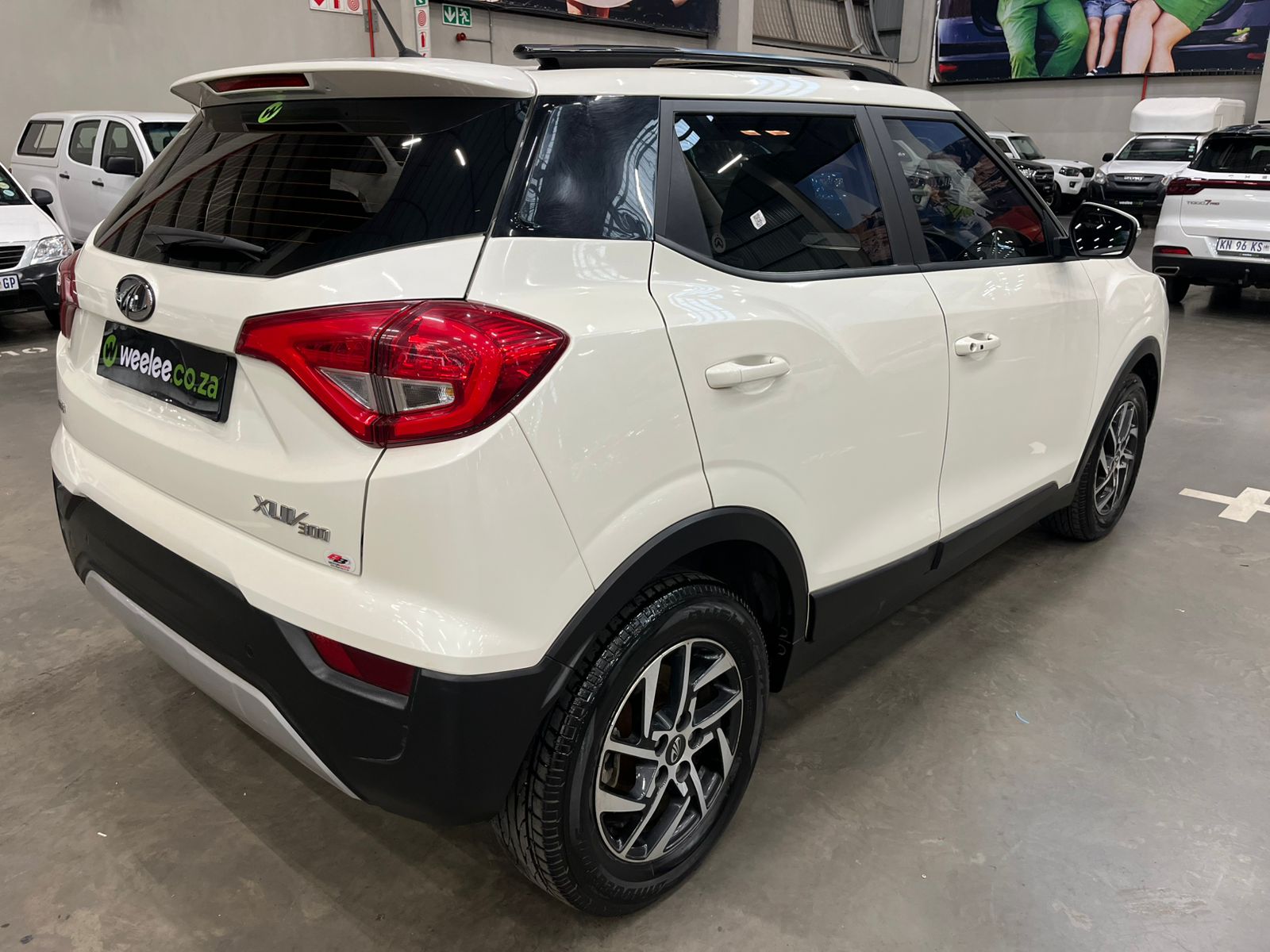 MAHINDRA XUV300 XUV300 1.2T (W8)