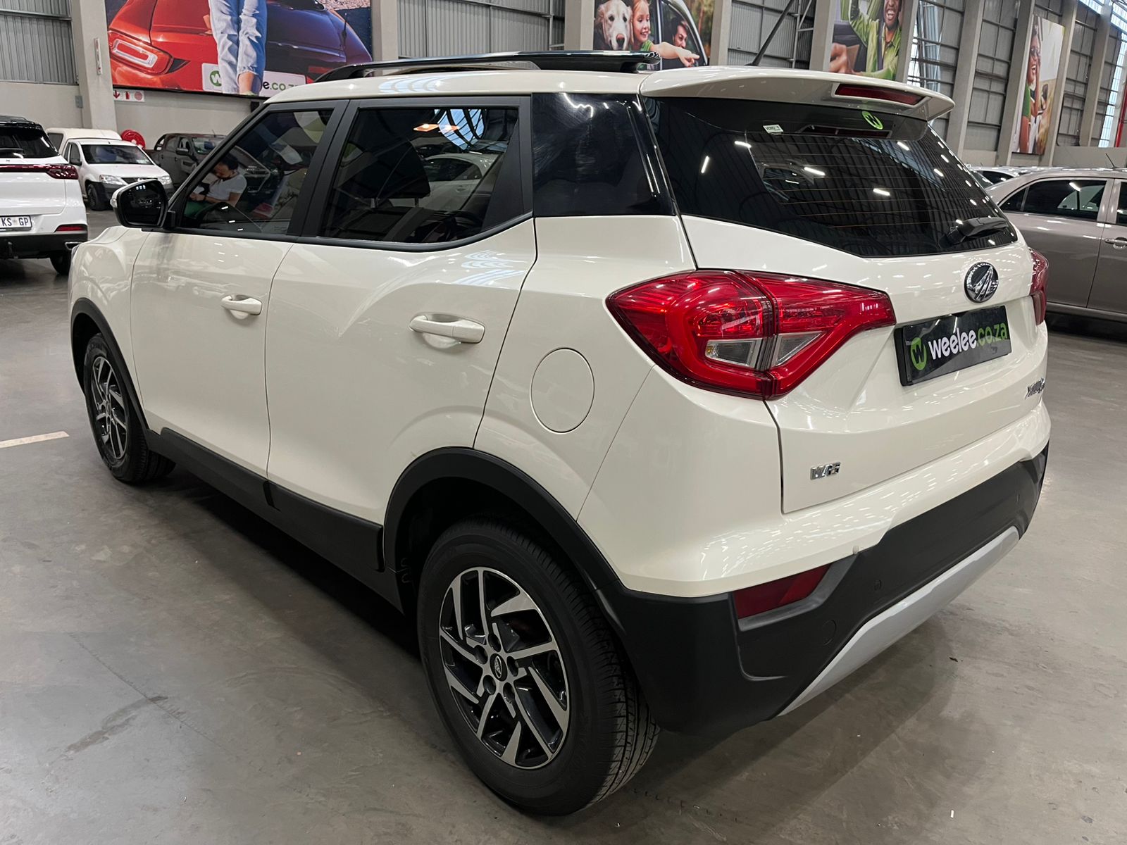 MAHINDRA XUV300 XUV300 1.2T (W8)