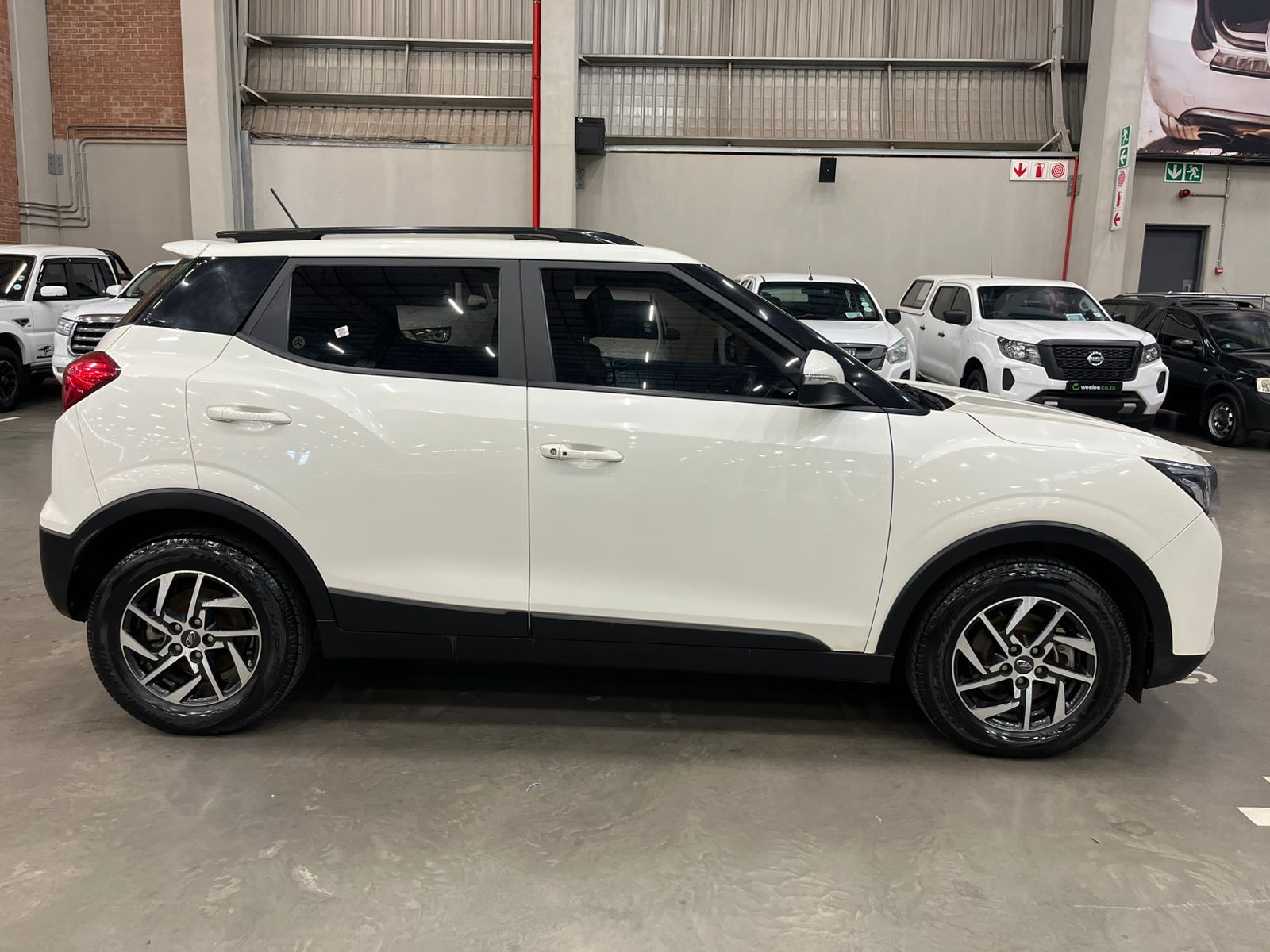 MAHINDRA XUV300 XUV300 1.2T (W8)